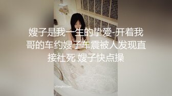 黑丝反差母狗让我射在她胸上