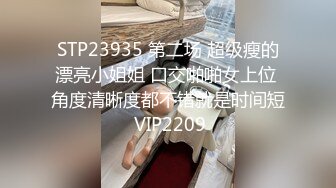 清纯乖巧邻家妹妹新买的学生制服，穿上给大家看，撩起里面穿着连体内裤，掰开粉穴特写，手指扣入表情很享受