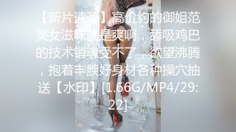  萌萌哒的小美女榨汁夏，跪在地上吃男友的鸡巴，小嘴巴吸进吸出，真得劲！