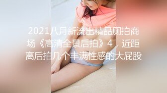 小夫妻很另类，卫生间马桶上开干，瘦瘦小哥哥后入操大眼美少妇