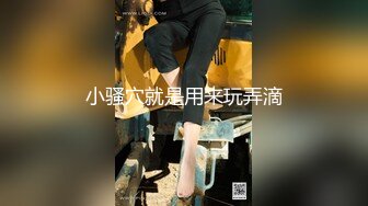  渣女来袭高颜值女神情趣装诱惑，露脸跟大哥户外车震啪啪，站着尿尿深喉大鸡巴让大哥车上车下爆草