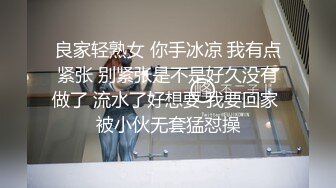 骚妈带着女儿一起直播大秀，露脸换上性感的黑丝漏奶情趣装刺激狼友