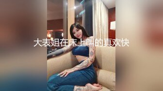 年轻小伙玩弄爆乳小阿姨，骑在脖子上草嘴，黑丝大屁股全程露脸，让小哥草了骚逼草菊花，撅着屁股玩逼展示