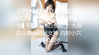 女仆装美少妇，客厅沙发上后入无套啪啪，快速抽查内射，精液从逼里流出