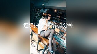  烈焰红唇美女大战头套男极品美腿吊带白丝，猛扣多毛骚穴，美女很享受直浪叫