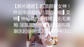 儿子的老师一进家门就被爸爸压在沙发上狂插