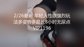 高颜值鸭舌帽妹子道具香蕉振动棒自慰，开裆黑丝手指扣入出水振动棒抽插呻吟!