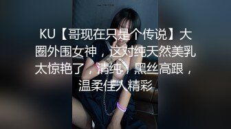 满背纹身年轻妹子，奶子不小，带着闺蜜妹妹有点腼腆，搔首弄姿骚动起来