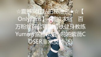 在你要求 早川夏美穿上她可爱的学校泳装 cosplay 后，她会过来坐在你的阴茎上。