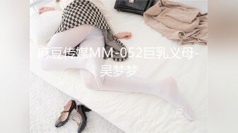 【36E白嫩大奶美妞】挂完毛再自慰，跳蛋假屌轮番上，透视装撩起露奶，大肥臀更是诱人，从下往上视角抽插骚穴