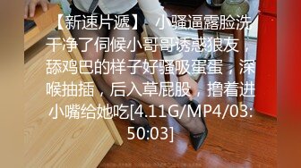 潜入偷拍白衣黑裤高跟凉鞋美女拉大号 小穴怎么那么黑啊