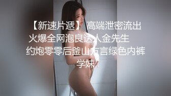 紧身裤白衣妹子坐身上摸摸，舔奶掰穴镜头前口交，抬腿侧入上位骑坐抽插猛操