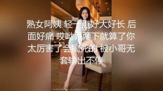  牛仔短裤美女干完骚逼后趁机又爆菊,痛的要躲开,被男的抱住狂干