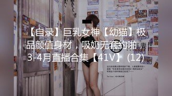 《极品CP魔手外购》美女如云餐饮店大神躲藏女厕逼脸同框偸拍数位小姐姐方便，被一个美女发现翻车了还好没有推门吓尿了 (1)