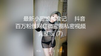 平台人气女模全程露脸情趣诱惑，激情大秀陪狼友骚，跟狼友互动揉捏骚奶子展示性感的逼逼，看淫水自己流下来