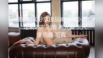 【顶级身材爆乳美女大战】跪在地上吸吮舔屌，极品美腿后入深插，黑丝袜高跟鞋极度诱惑，淋雨房口交激情爆操