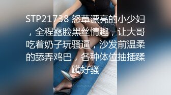 黑客破解家庭偷拍 老婆在厨房煮饭过程中被欲火浑身的老公 扒光抱起一顿操