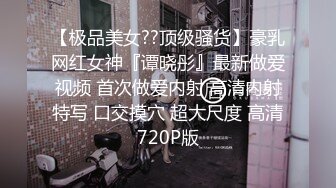 玩家勾引女房东好暴力的小哥撕扯房东的衣服抠她骚穴，口交大鸡巴激情女上位暴力抽插，舔着淫水的鸡巴刺激