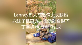 忽悠女顾客做特殊服务，让小哥玩起了双飞，黑丝露脸口交大鸡巴给小哥舔乳头，两个骚逼让小哥干的神魂颠倒