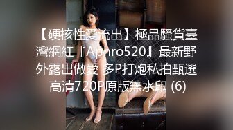 校园厕拍体育课时趁同学还没下课就躲在女厕等女同学过来尿尿,光线超好，鲍鱼清晰