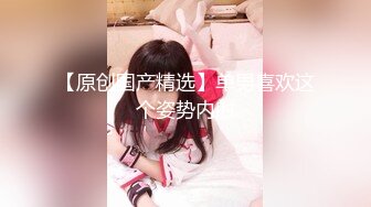  高二学生妹被男友调教在环卫工背后脱裤子漏奶子,还把裤子脱了地上爬