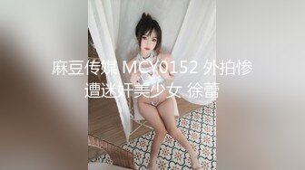  黑丝露脸情趣娇嫩的小妹子被纹身大哥在床上无情蹂躏，淫声荡语听指挥各种调教