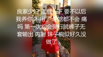 二月流出厕拍牛人手动背后俯视偷拍商场座厕2来尿尿的美女条纹衫美眉抓着门把撅着屁股尿