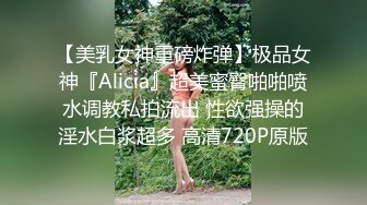 粉嫩美女和闺蜜极品美臀假屌互插，跪在地上特写，越玩越来劲，两个妹子太骚了