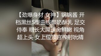 白皙大奶外围少妇，跪在地上深喉口交，揉捏奶子掰穴揉搓，抬起双腿抽插晃动奶子