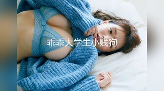 酒吧里拼桌的女大学生