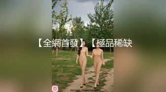  熟女阿姨偷情老外 又舔又亲 被无套输出 完事还送阿姨一条裙子 非常开心