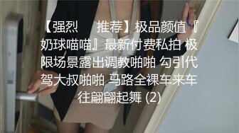 练瑜伽的嫩嫩小美女，上前抱住爱抚揉捏，戴上硕大假鸡巴深入逼穴抽插吟叫刺激