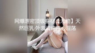 前女友骚B，分手了过来拿她的衣服，一个按耐不住把她摁下，无套后入又把她给操了！