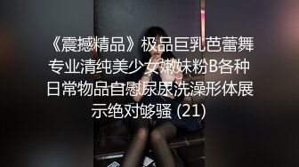   聊了两星期的人妻终于同意去她家做客，她淫荡的一面尽情在客厅展示，真是一个骚母狗！