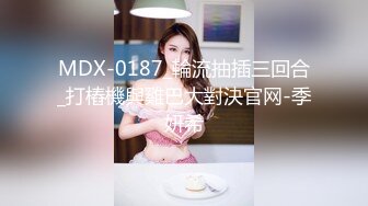 高颜值完美SEX身材高校美女大学生搔首弄姿淫声自摸受不了拿起学哥的肉棒卖力舔吸深喉颜射相当刺激