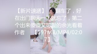  牛仔裤性感小姐姐情趣内裤，半脱下裤子操逼，抓起JB吸吮，扶着炮架怼小穴