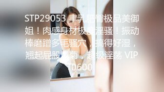 性感吊带睡衣红唇少妇居家夫妻啪啪，黑色丝袜扛起双腿抽插，掰穴舔逼骑上来自己动，搞完不爽自己按摩器自慰