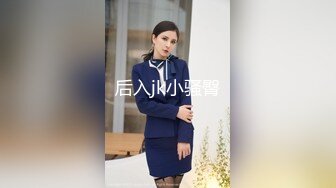 面容姣好的美少妇，情趣房灯光增进乐趣