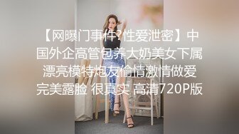 单位女厕近距离偷窥美女同事的多毛小黑鲍