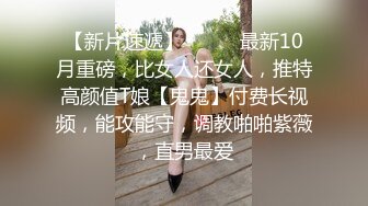 露脸小骚货吃糖果发情，直接握住鸡吧含在嘴里