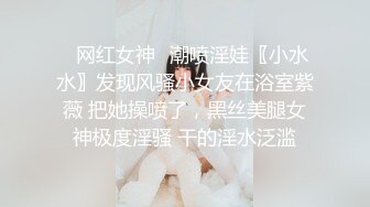 刚生完孩子的美少妇，巨乳大奶一挤奶就流母乳出来，玩黄瓜69姿势特写逼逼