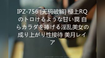 诱人的大奶子人妻少妇老公不在家陪狼友骚，揉捏大奶子道具抽插骚逼大黑牛辅助自慰呻吟，表情骚浪淫水好多