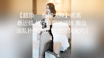 全身白皙光滑的翘臀美少妇小骚货趴着用翘臀对着炮友后入