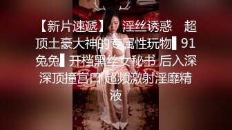 颜值不错的风骚女模特，大辫子漏出骚奶子诱惑狼友跟两位大哥激情3P