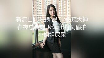   眼镜小美女露脸群P好几哥大哥，身材不错让三个大哥对着小嘴奶子和逼逼撸鸡巴