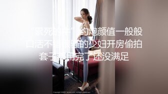 轻熟女骚母狗镜头前的各种展示，全程露脸丝袜制服高跟诱惑，掰开骚穴看特写揉奶玩逼，听狼友指挥道具抽插