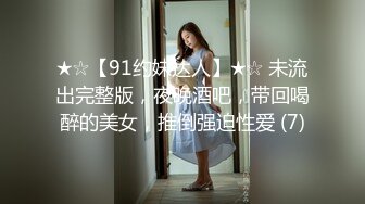 漂亮熟女大姐吃鸡啪啪 身材高挑 被两胖子轮流连续输出 操的奶子哗哗 爽叫连连 应对双枪游刃有余