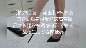 开档牛仔裤清纯又骚美女，和男友居家操逼，舔屌吸吮口活很棒，肥穴骑乘自己动，正入边操边揉阴蒂，搞得美女爽歪歪