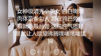 【新片速遞】  商场女厕超近距离全景偷拍年轻少妇的小嫩鲍❤️有点小激动