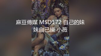 【骚小妹两男一女3P大战】骑乘边操边吃大屌，垫着枕头抬起屁股